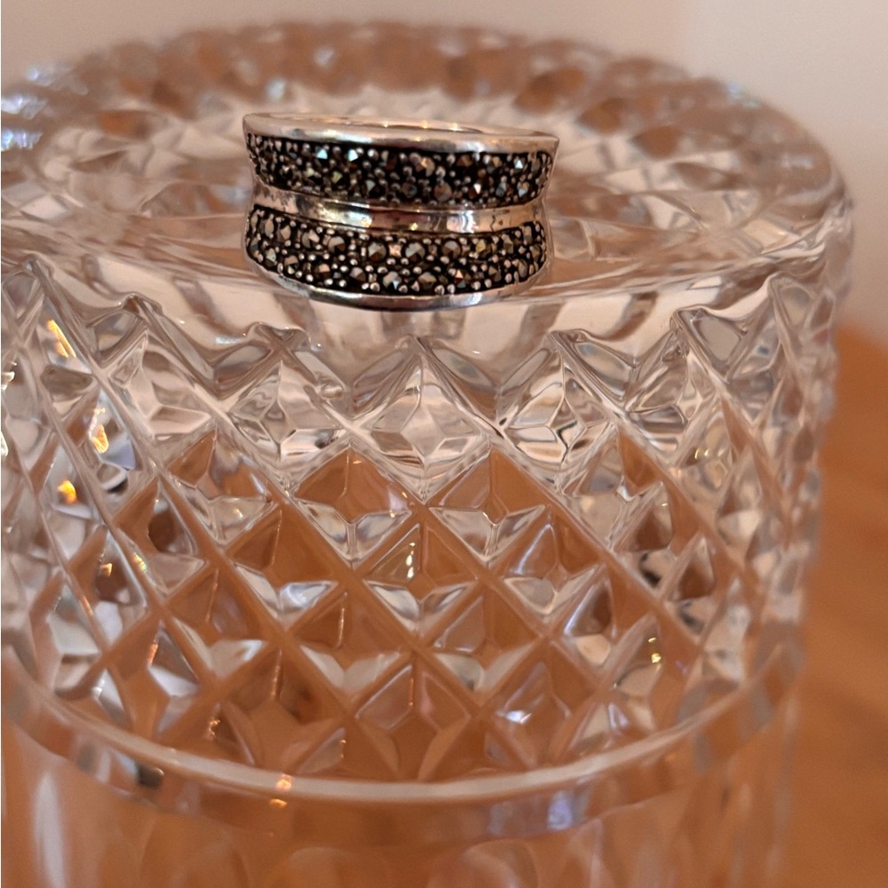 Elegant 925 Silver and Black Women's Ring